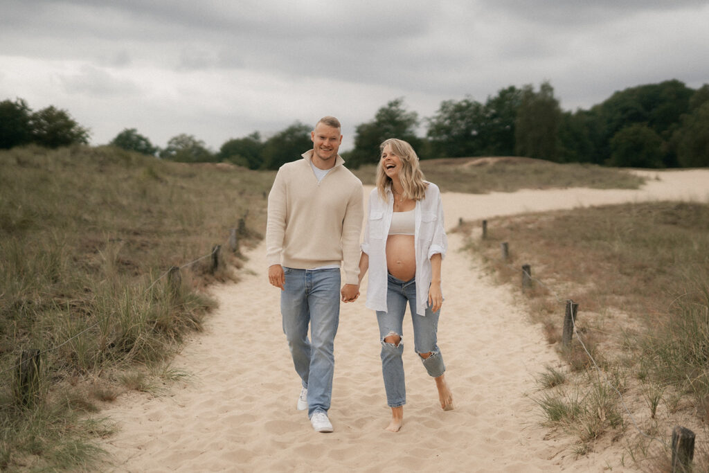 Anna und Marco beim entspannten Babybauchshooting in Hamburg, barfuß im Sand