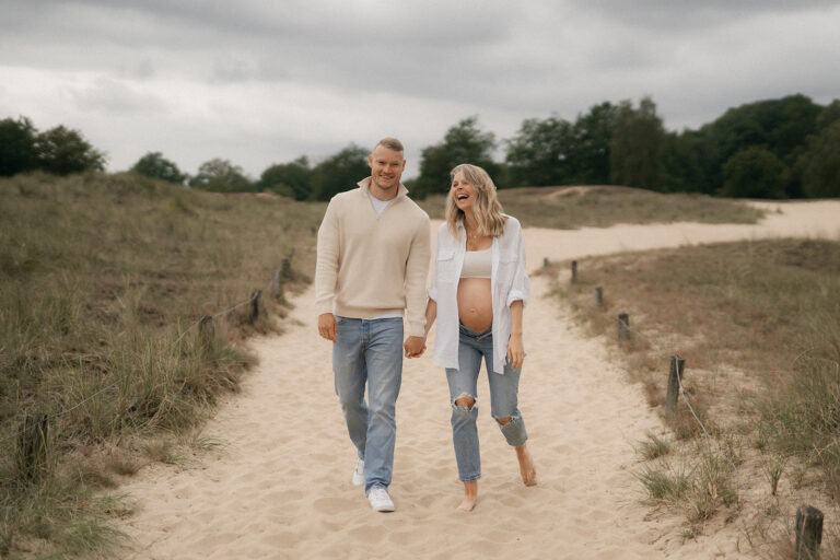 Anna und Marco beim entspannten Babybauchshooting in Hamburg, barfuß im Sand