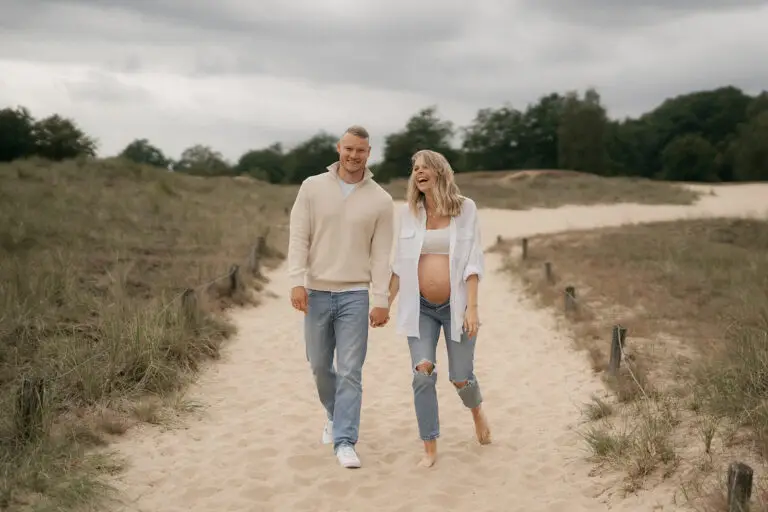 Anna und Marco beim entspannten Babybauchshooting in Hamburg, barfuß im Sand