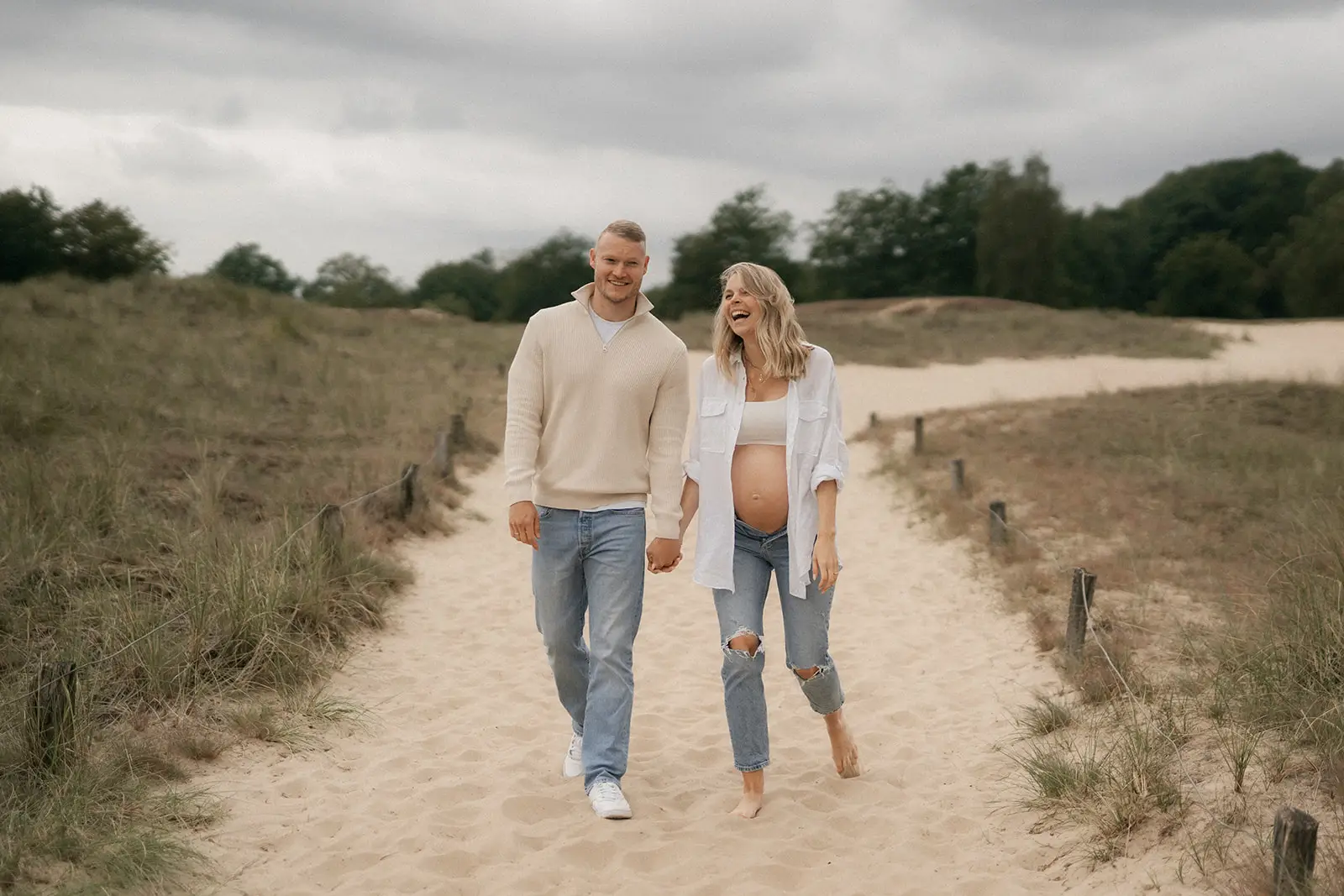 Anna und Marco beim entspannten Babybauchshooting in Hamburg, barfuß im Sand