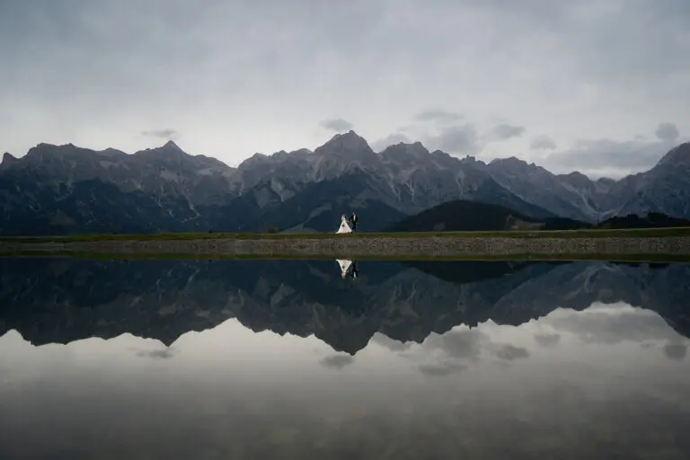 Hochzeit auf der Jufenalm in Maria Alm in den österreichischen Alpen mit Bergsee und Brautpaar