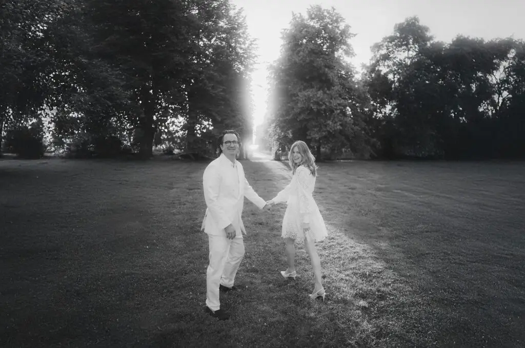 Hochzeit im Schlossgut Groß Schwansee an der Ostsee mit Brautpaar und Blick auf den Schlosspark