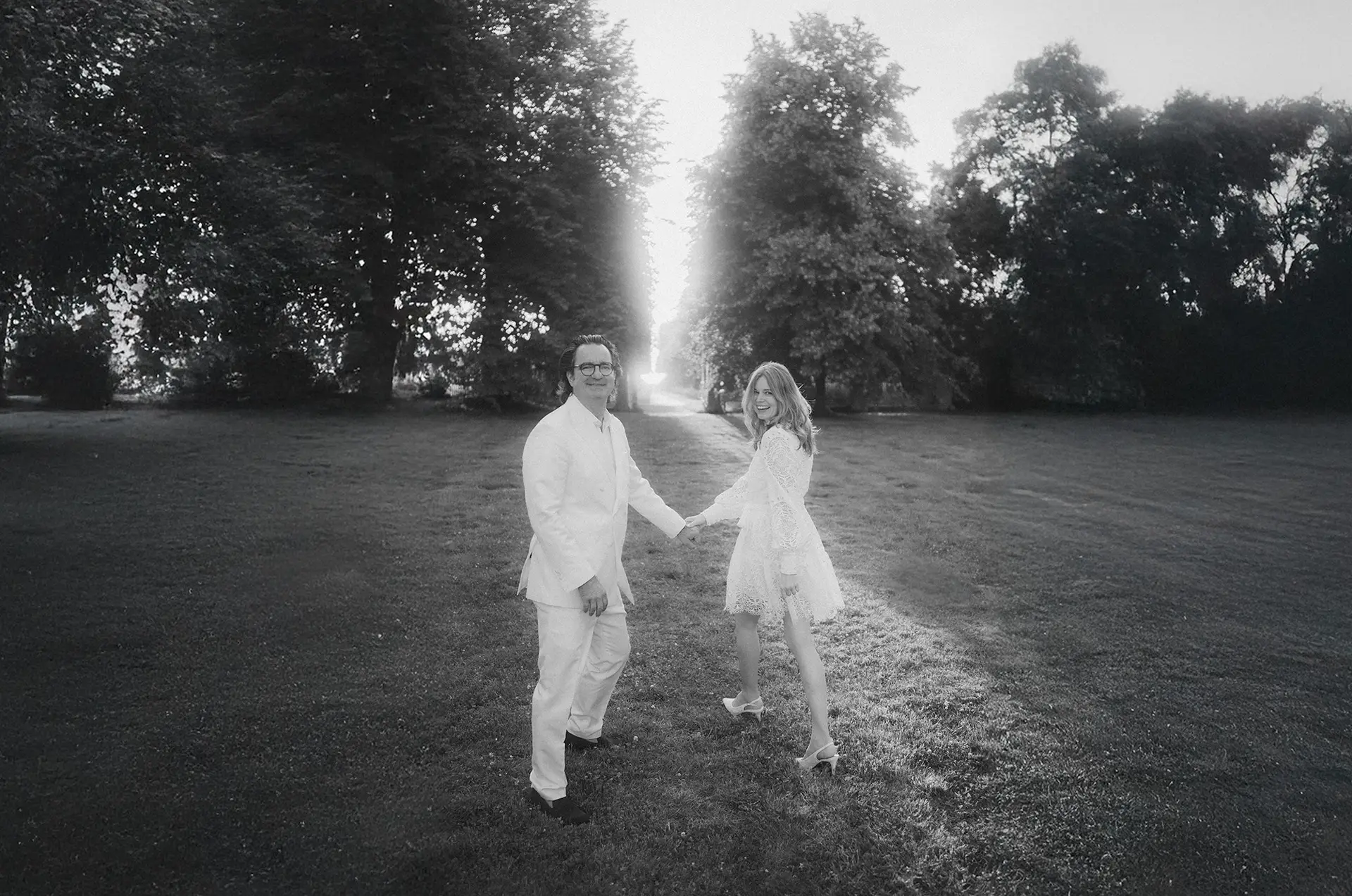 Hochzeit im Schlossgut Groß Schwansee an der Ostsee mit Brautpaar und Blick auf den Schlosspark